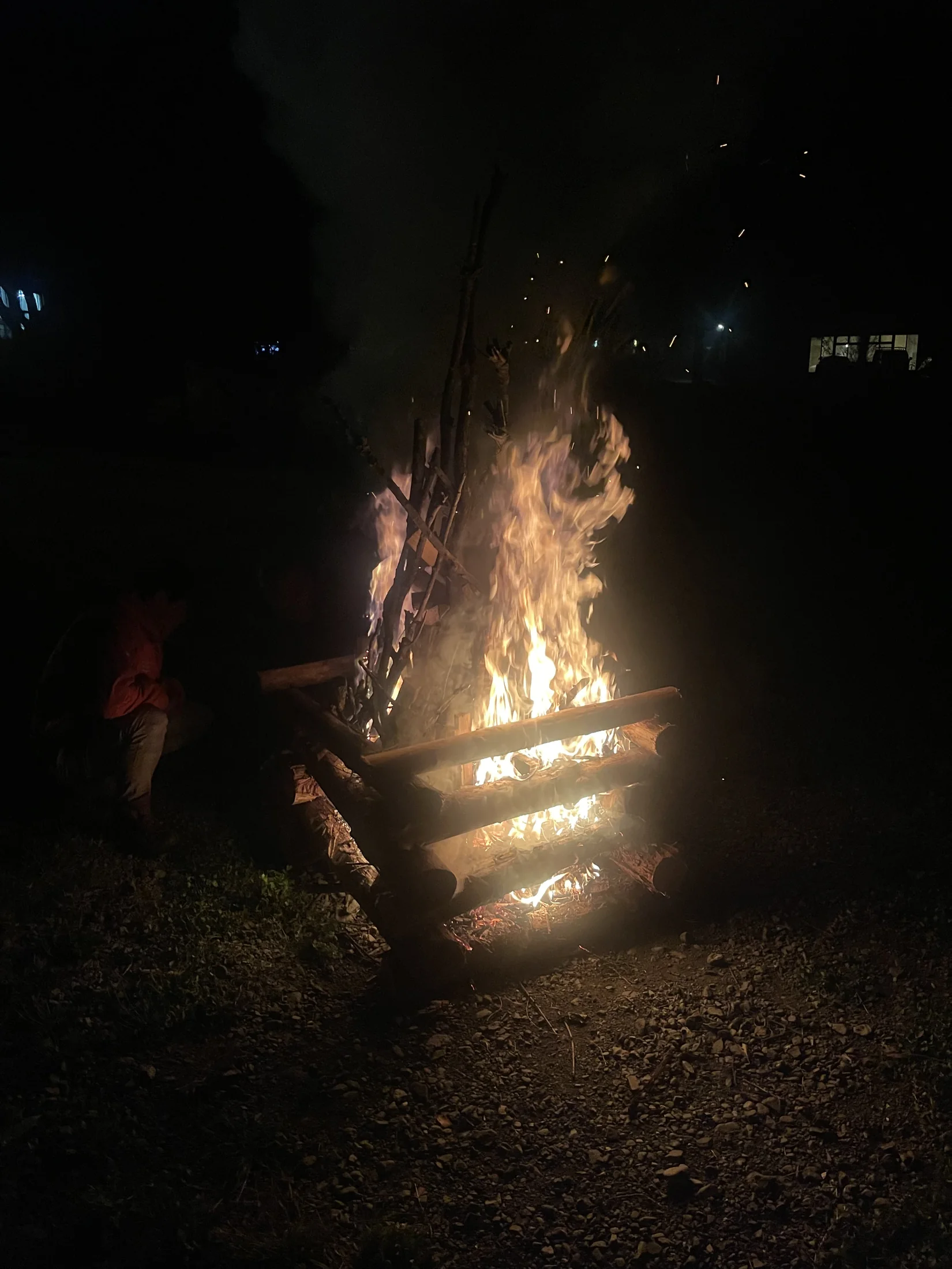 夜のキャンプ場で燃える焚き火
