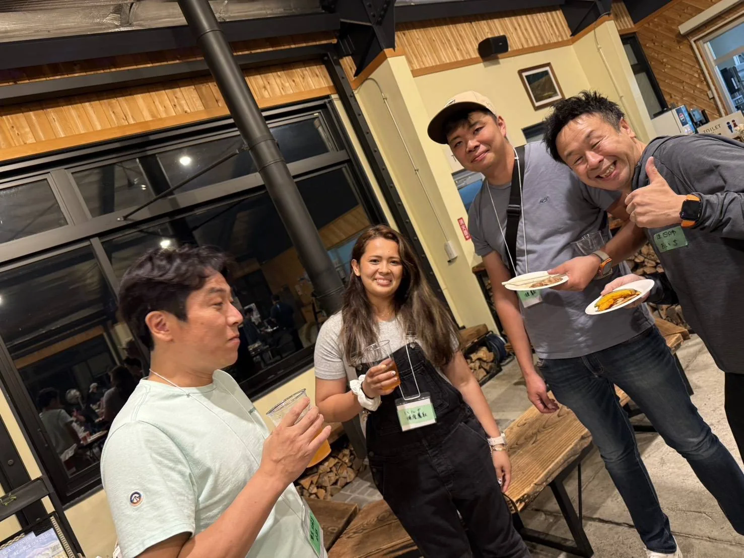 仲間と乾杯するひととき