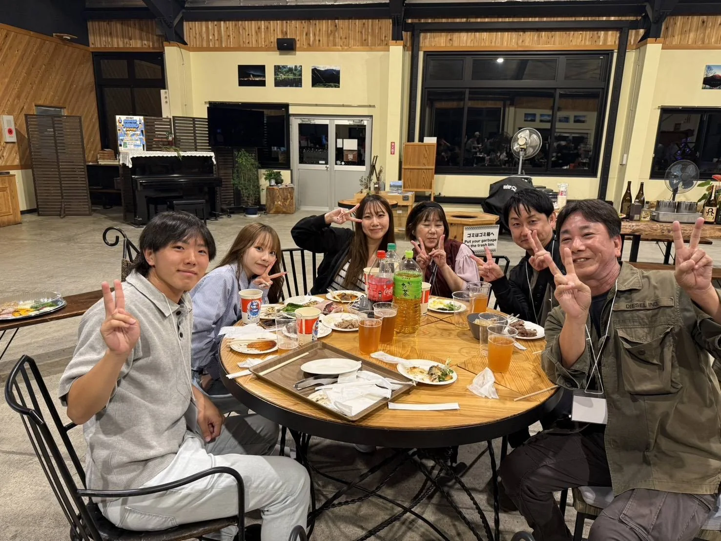 テーブルを囲んで笑い合う仲間たち