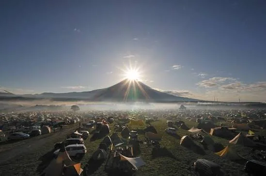 富士山の向こうから朝日が昇るふもとっぱらの風景